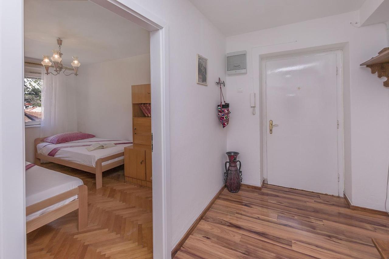 Apartment Nansy Omis Bagian luar foto