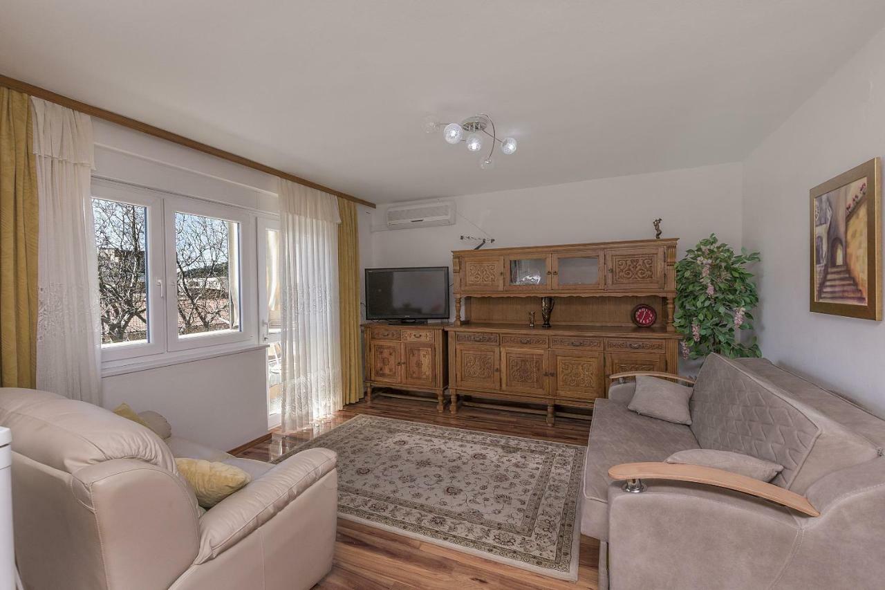 Apartment Nansy Omis Ruang foto