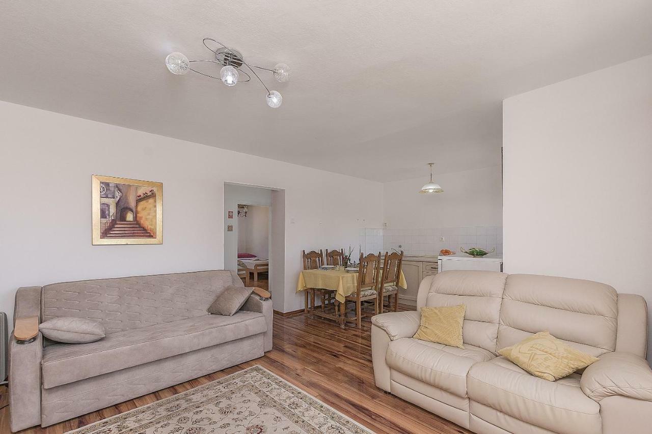 Apartment Nansy Omis Bagian luar foto