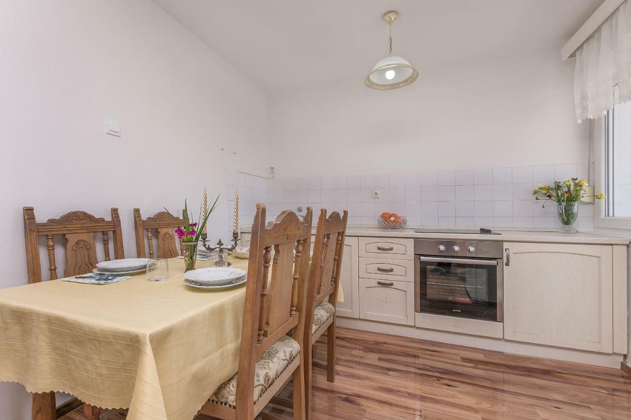 Apartment Nansy Omis Bagian luar foto