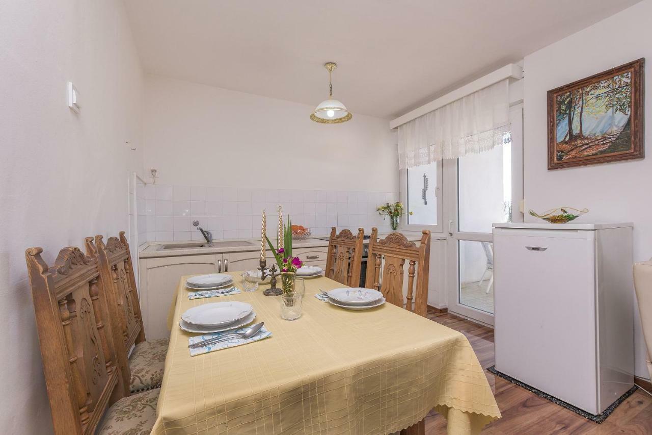 Apartment Nansy Omis Bagian luar foto