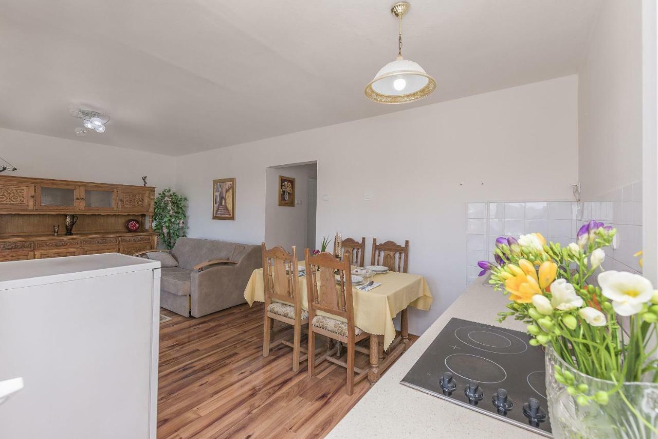 Apartment Nansy Omis Ruang foto