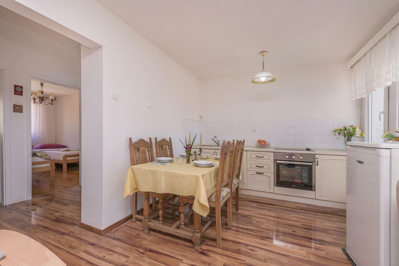 Apartment Nansy Omis Ruang foto