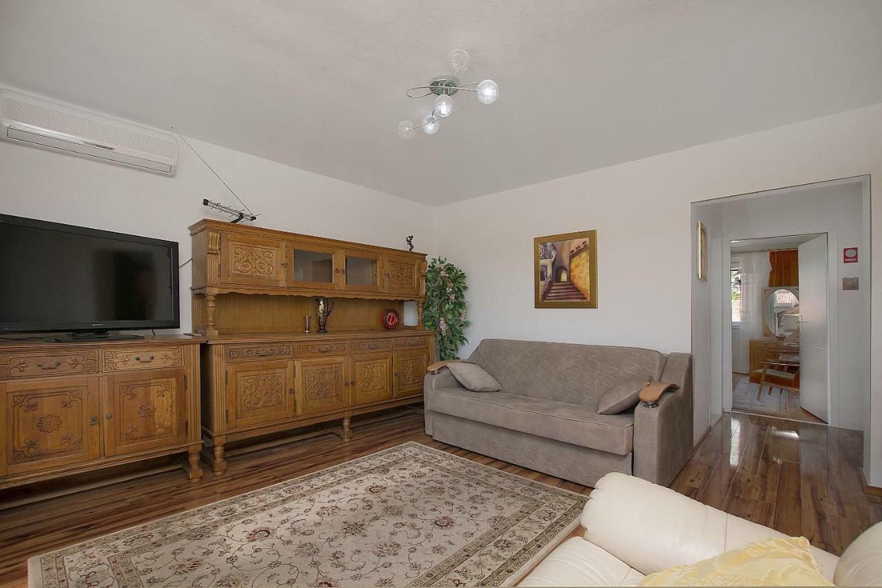 Apartment Nansy Omis Ruang foto